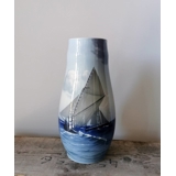 Stor sjælden Bing & Grøndahl vase med skibsmotiv nr. 7062-134