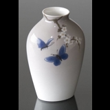 Vase med Kirsebærblomst og sommerfugl, Bing & Grøndahl nr. 7777-239