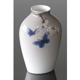 Vase med Kirsebærblomst og sommerfugl, Bing & Grøndahl nr. 7777-239