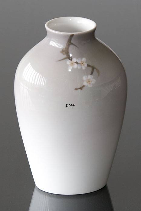 Vase med Kirsebærblomst og sommerfugl, Bing & Grøndahl nr. 7777-239