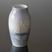 Vase med hvid Sejlskib, Bing & Grøndahl nr. 721-5450 / 810-5243