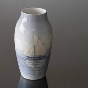 Vase med hvid Sejlskib, Bing & Grøndahl nr. 721-5450 / 810-5243 | Nr. B810-5243 | Alt. 1810740 | DPH Trading