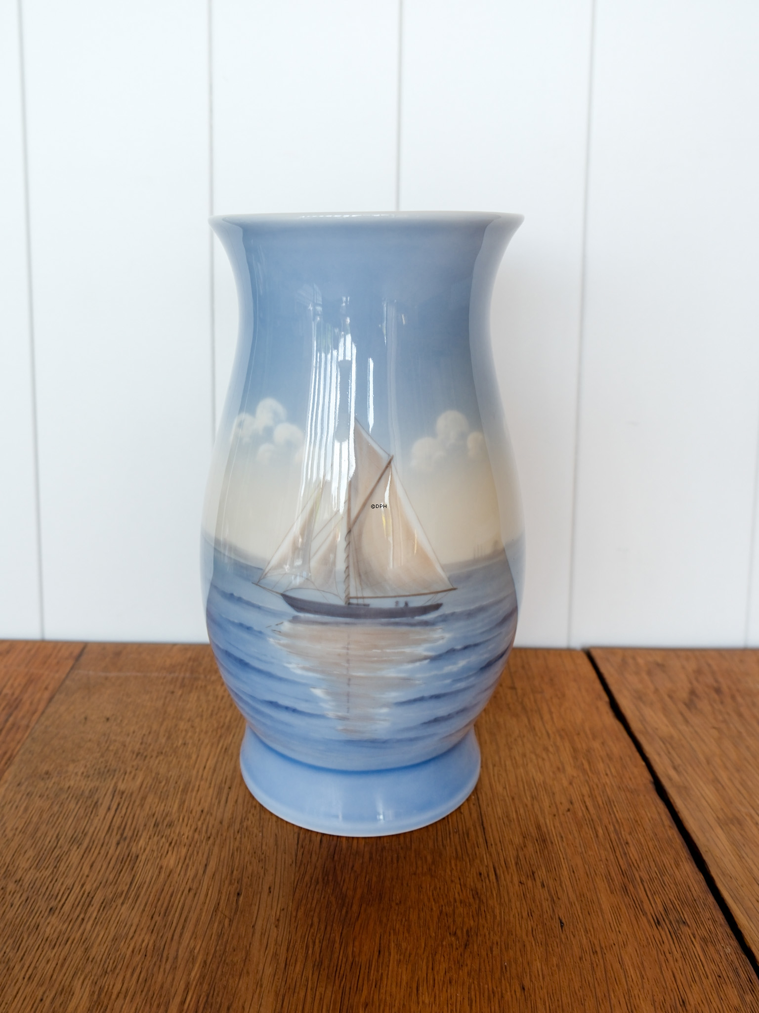 Vase med sejlskib, Bing & Grøndahl nr. 810-5440