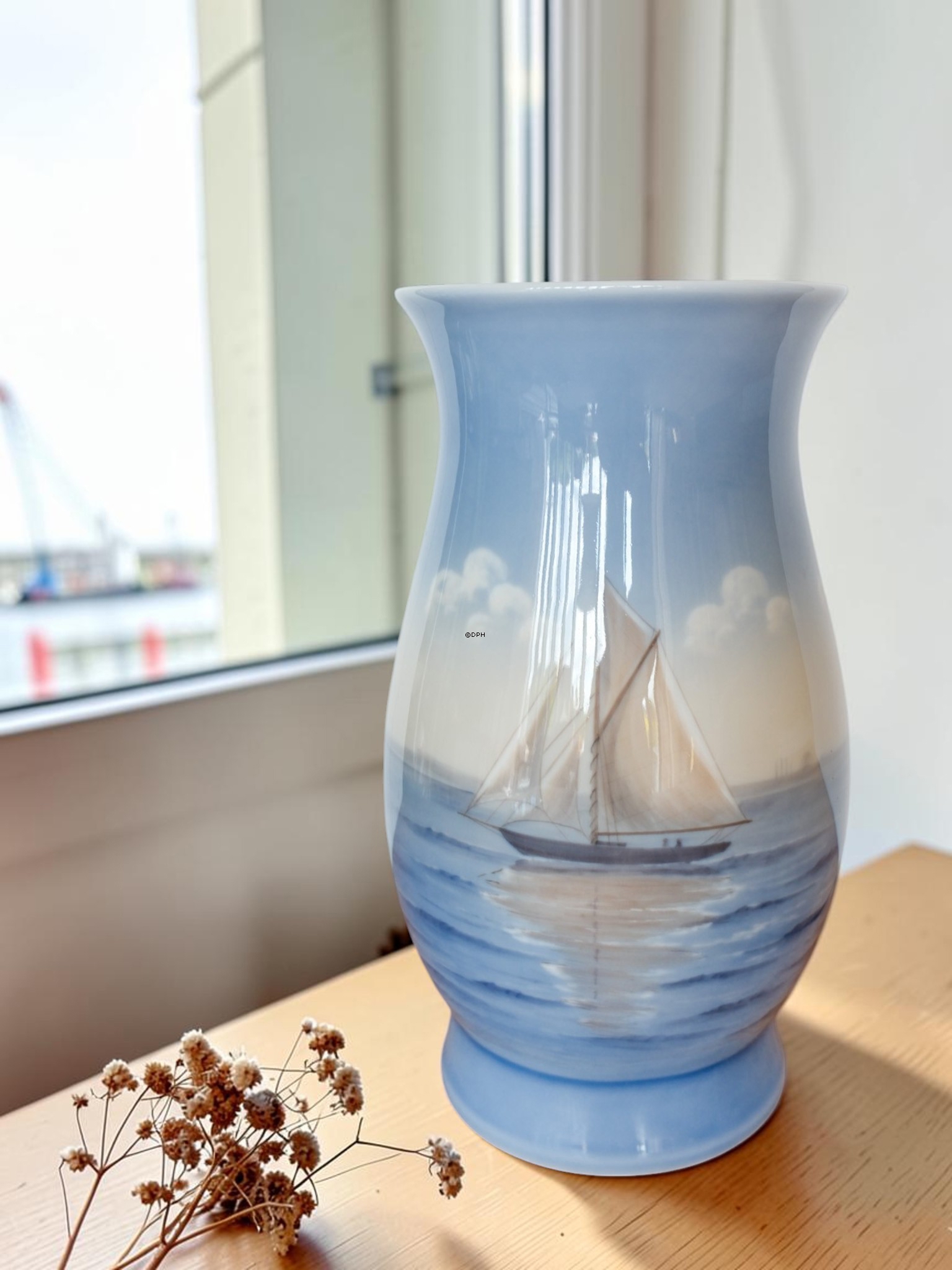 Vase med sejlskib, Bing & Grøndahl nr. 810-5440