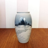 Vase med grantræer i vinterlandskab, Bing & Grøndahl nr. 8325-254