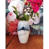 Vase med grantræer i vinterlandskab, Bing & Grøndahl nr. 8325-254