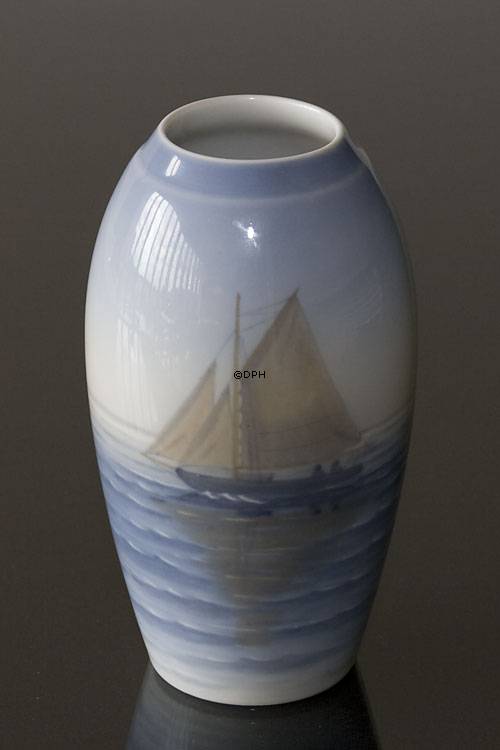 Vase med seljbåd, Bing & Grøndahl nr. 840-5251