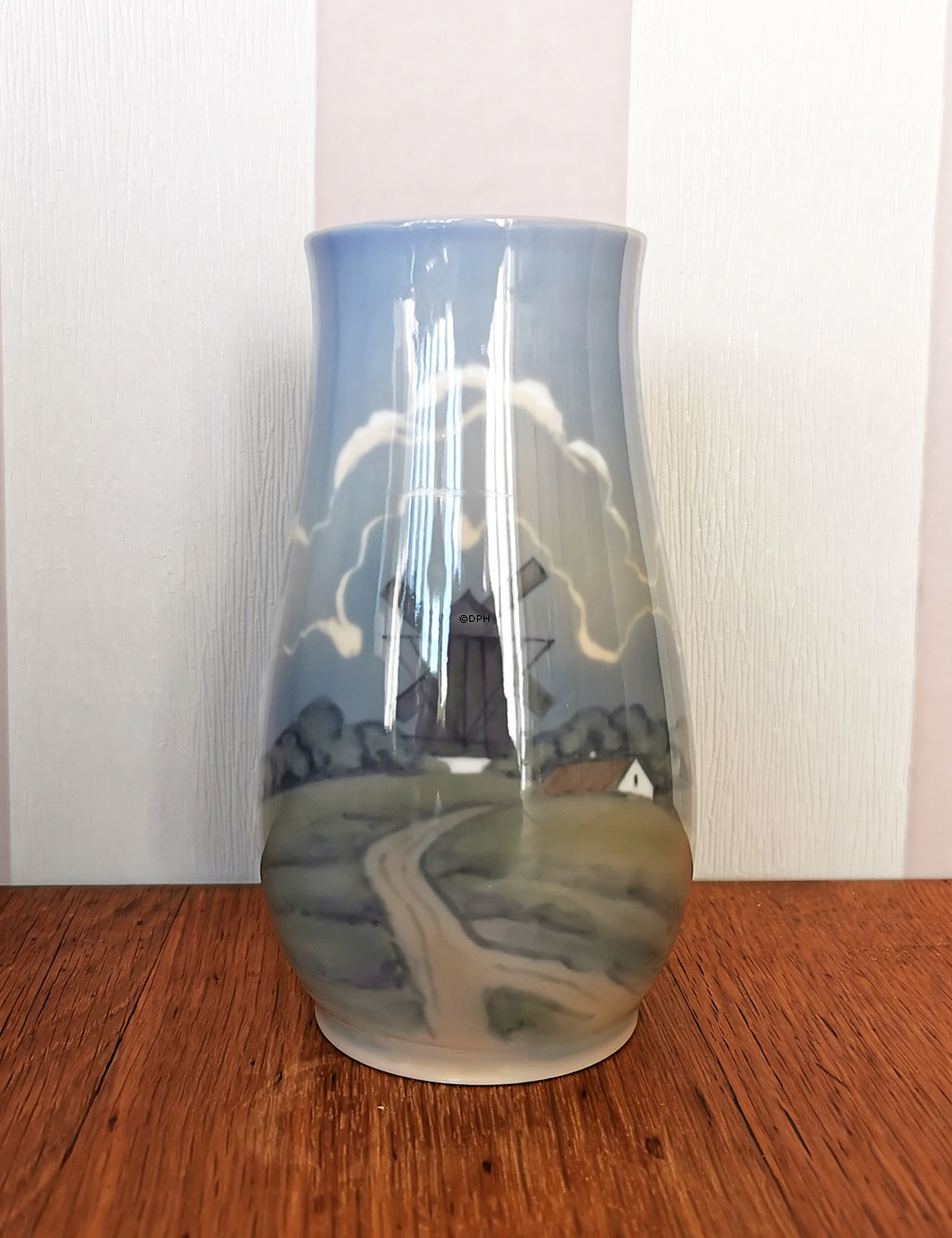 Vase med landskabmed mølle, Bing & Grøndahl nr. 8522-210