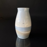 Vase med landskab med træer ved strand, Bing & Grøndahl nr. 8538-247