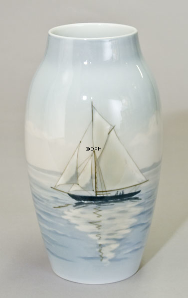 Vase med hvidt Sejlskib, Bing & Grøndahl nr. 8552-243