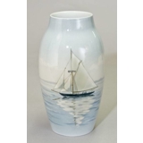 Vase med hvidt Sejlskib, Bing & Grøndahl nr. 8552-243