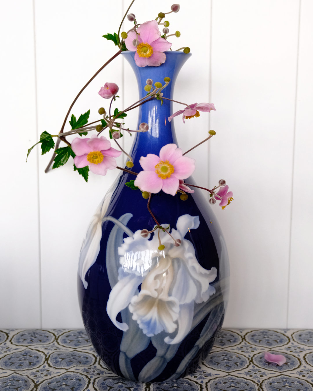 Bing & Grøndahl Art Nouveau vase med iris nr. 8557-234, Marie Smith Unica