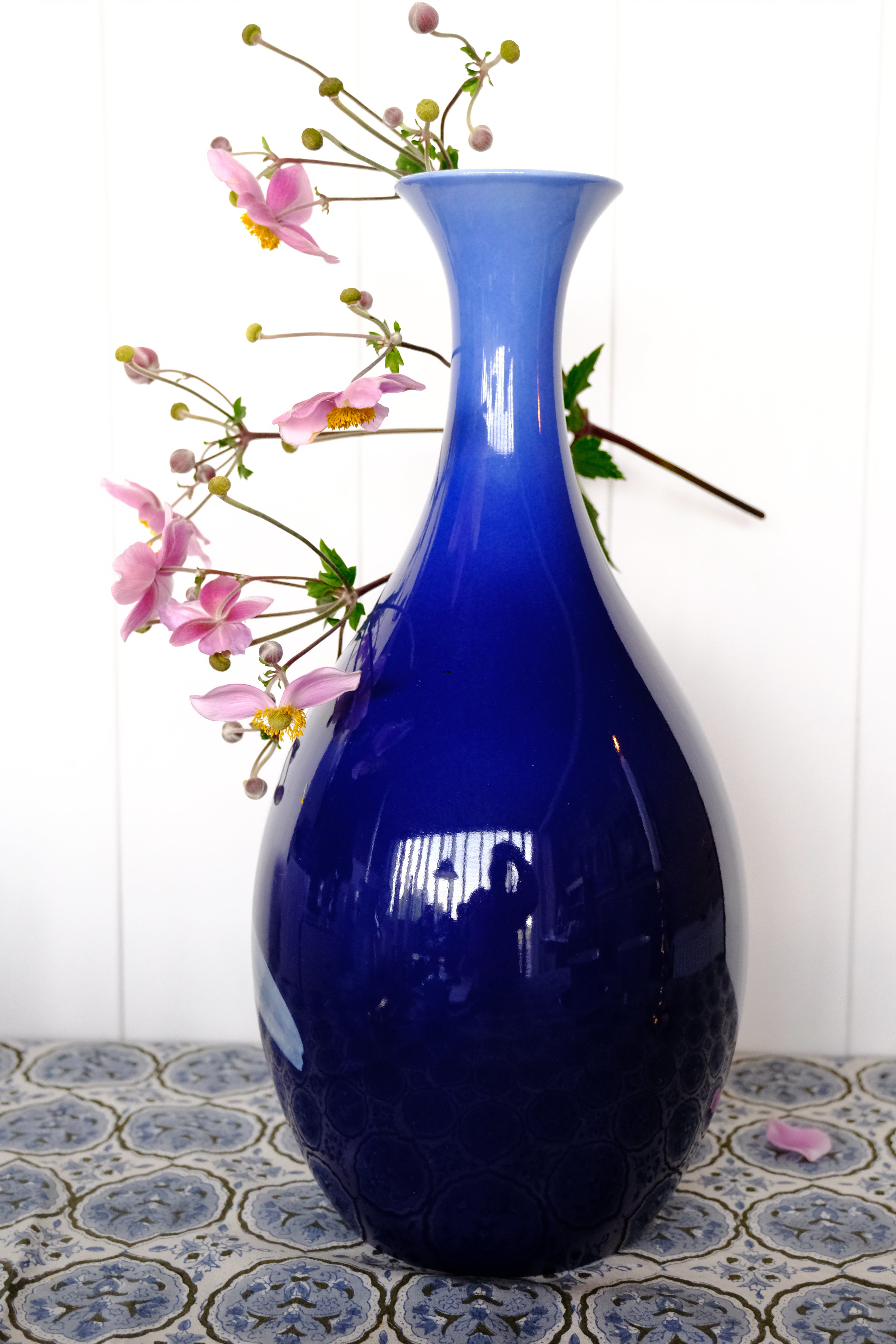 Bing & Grøndahl Art Nouveau vase med iris nr. 8557-234, Marie Smith Unica