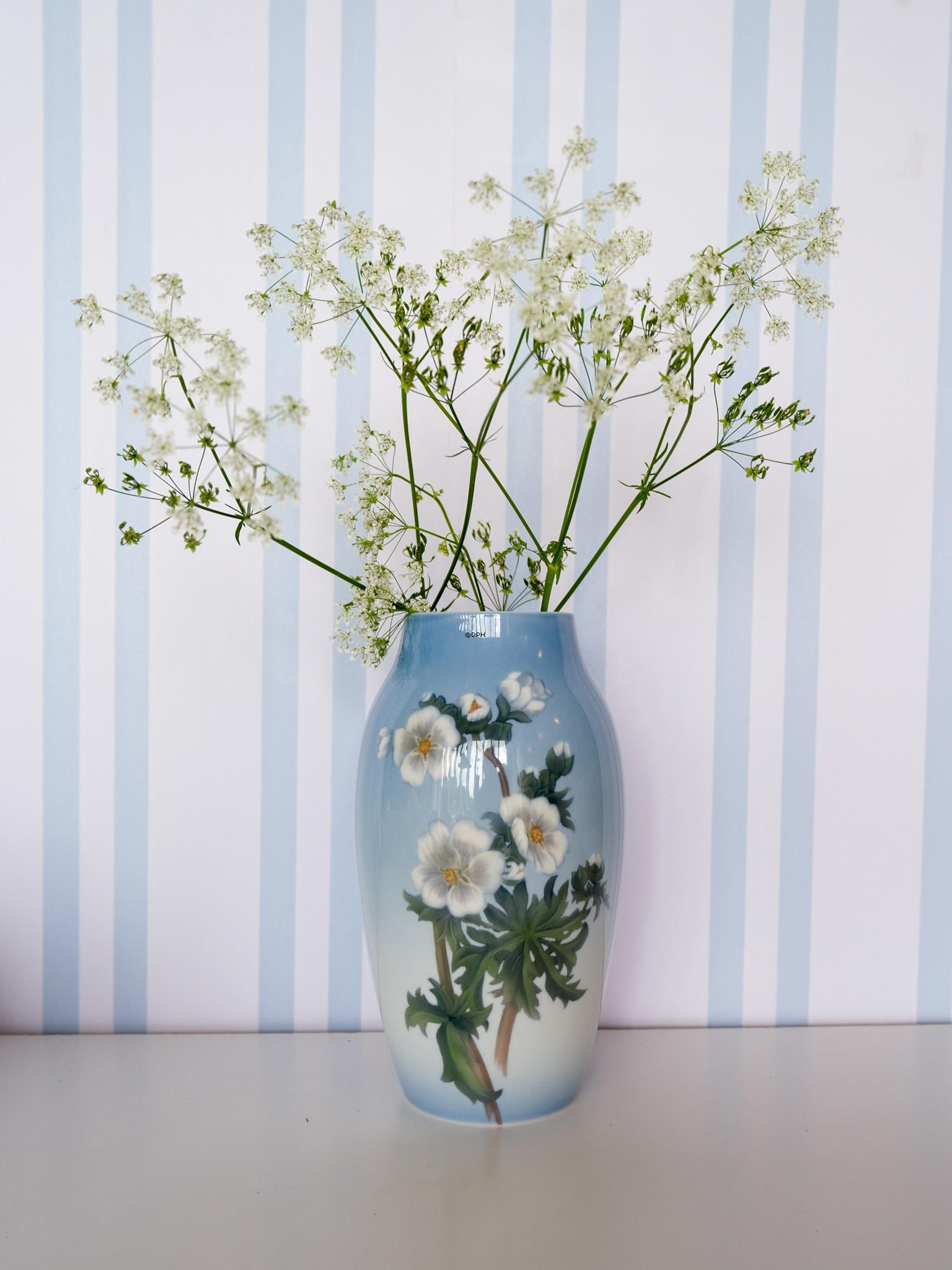 Vase med blomst, Bing & Grøndahl nr. 8637-243