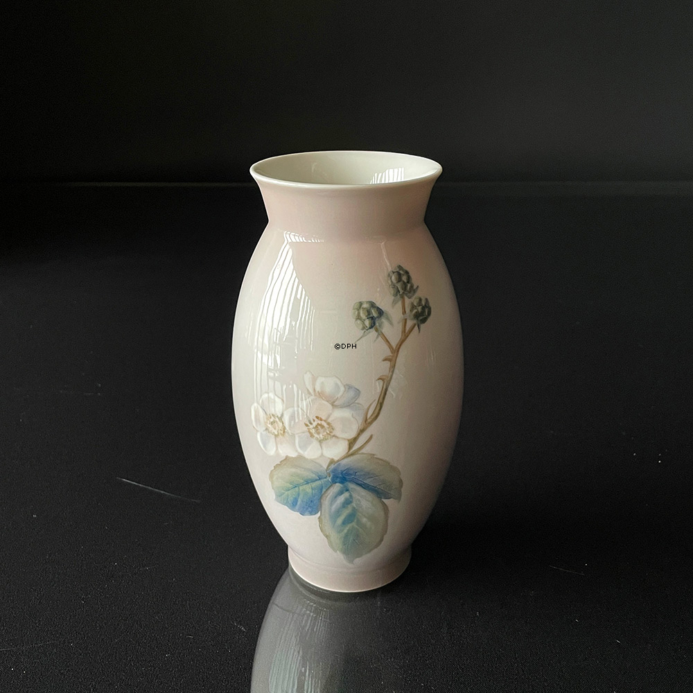 Vase i relief med brombærgren, Bing & Grøndahl nr. 8707-420