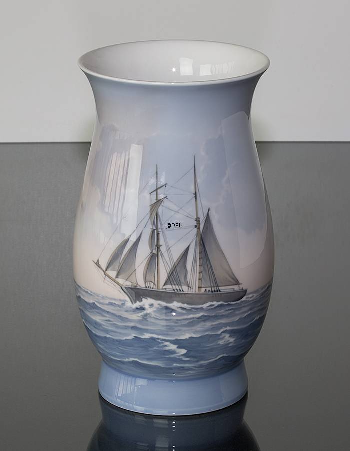 Vase med skonnert, Bing & Grøndahl nr. 8714-440