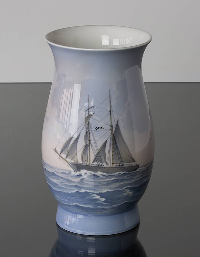 Vase med skonnert, Bing & Grøndahl nr. 8714-440