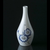 Vase med blå blomst, Bing & Grøndahl nr. 8815-8