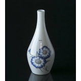 Vase med blå blomst, Bing & Grøndahl nr. 8815-8