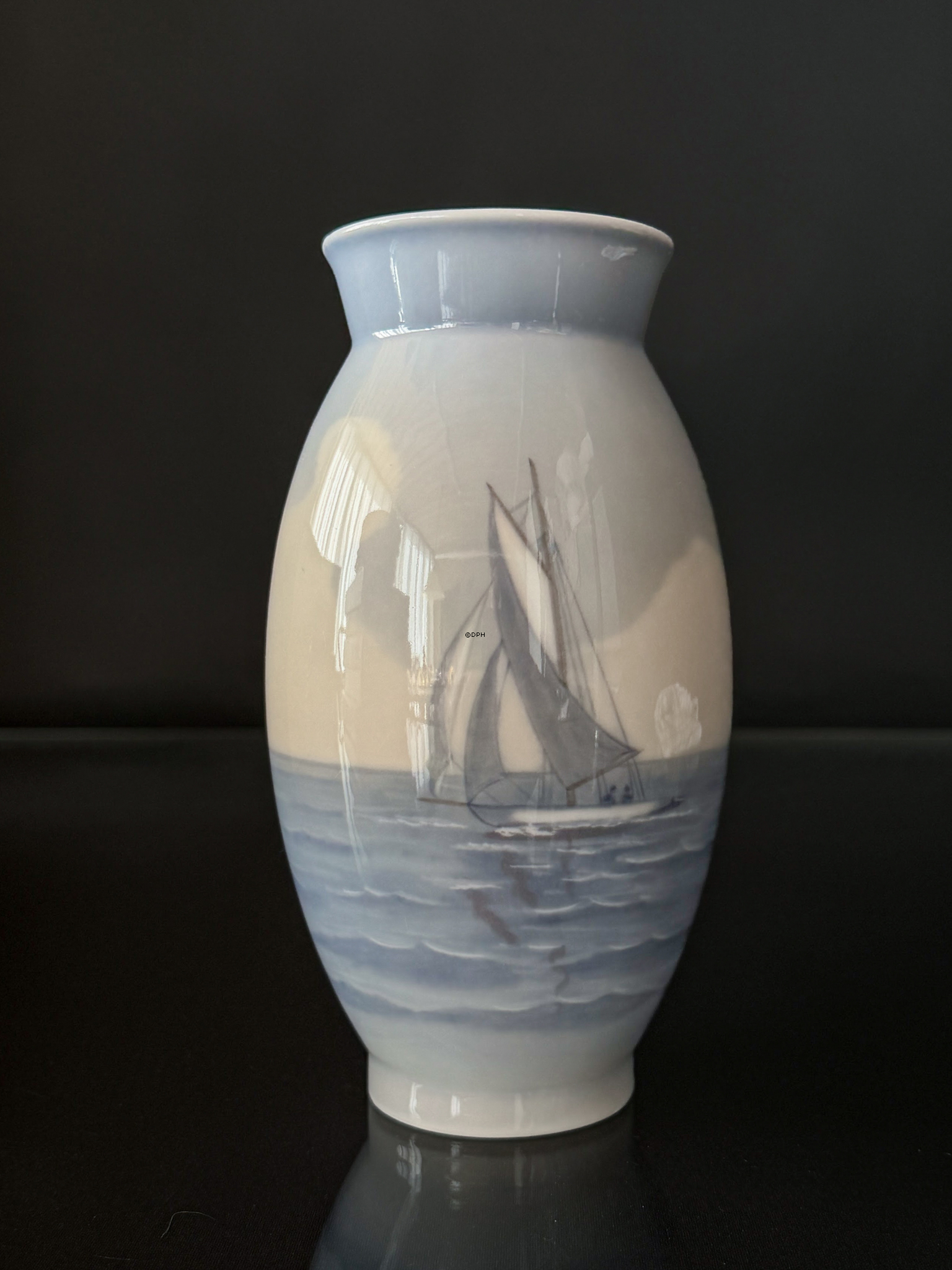 Vase med sejlskib, Bing & Grøndahl nr. 910-5420