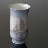 Vase med Fiskekutter, Bing & Grøndahl nr. 945-5504 eller 8784-504