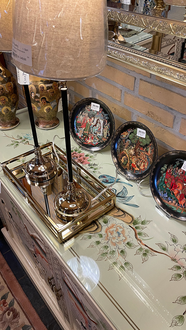 Kinesisk skab, fransk hvid lak, med glasplade