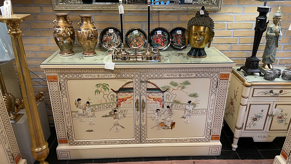 Kinesisk skab, fransk hvid lak, med glasplade