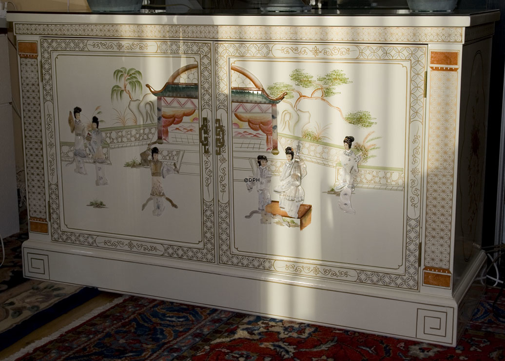 Kinesisk skab, fransk hvid lak, med glasplade