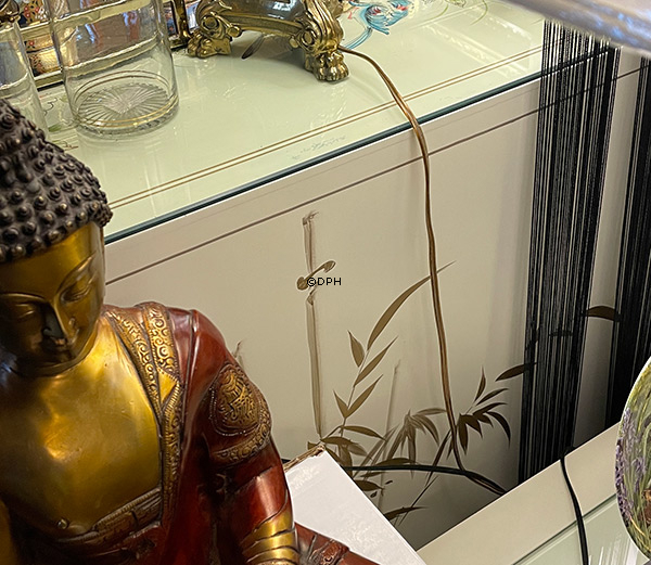 Kinesisk skab, fransk hvid lak, med glasplade