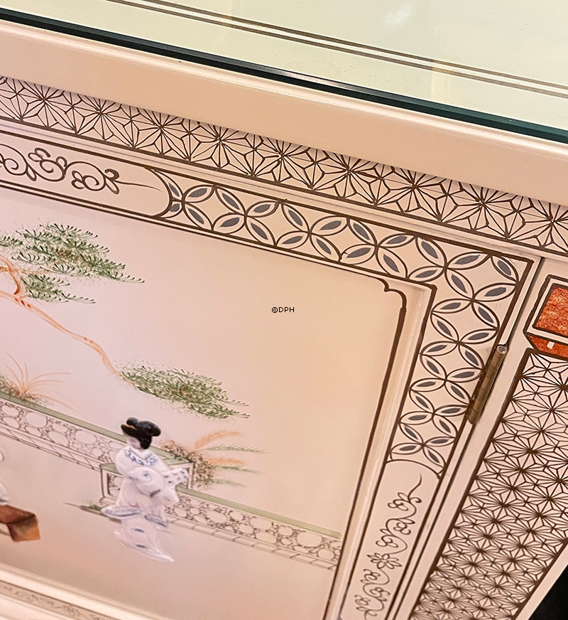 Kinesisk skab, fransk hvid lak, med glasplade