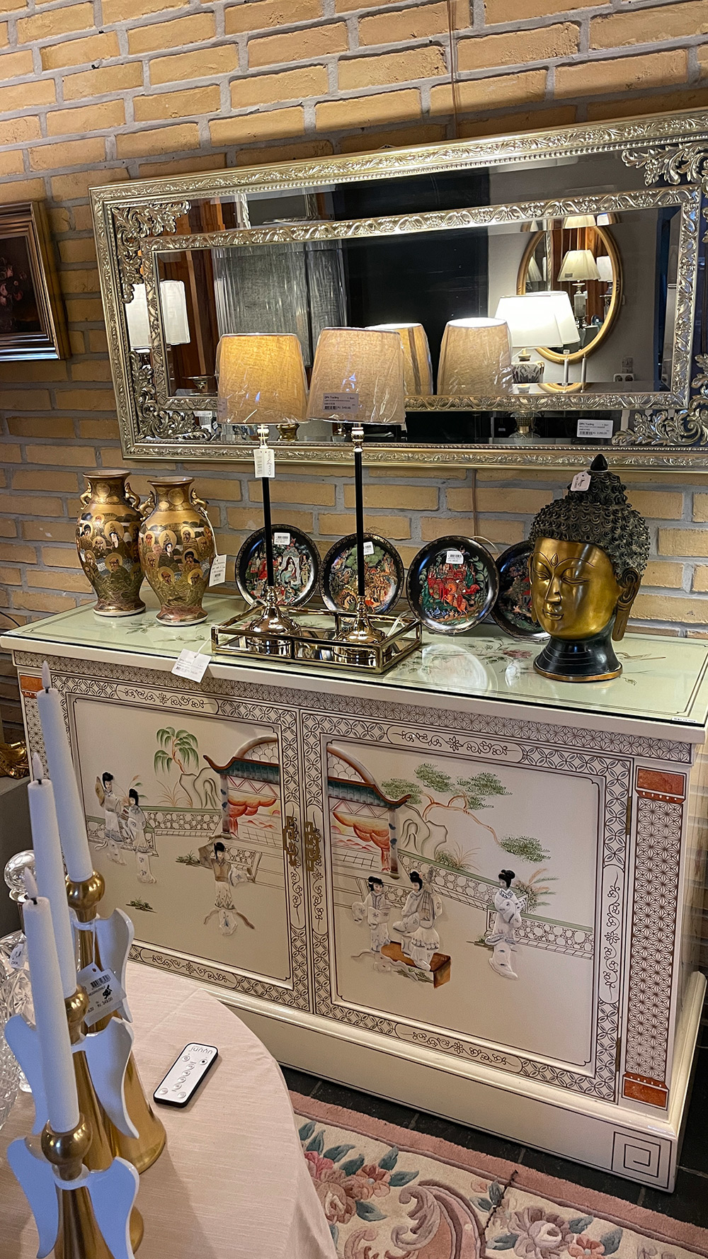 Kinesisk skab, fransk hvid lak, med glasplade