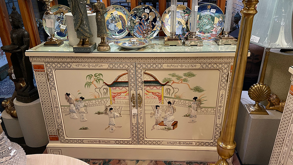 Kinesisk skab, fransk hvid lak, med glasplade