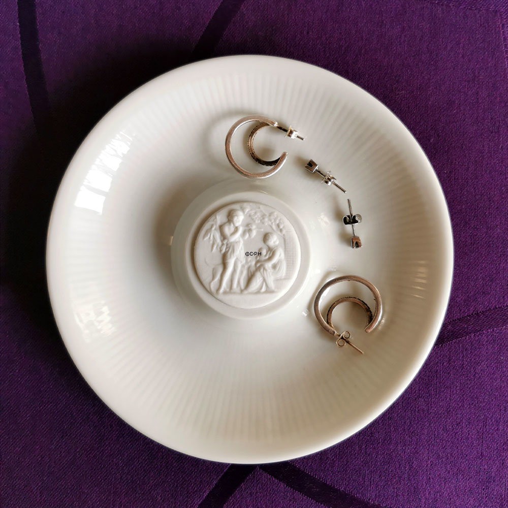 Bing & Grøndahl skål, Thorvaldsen relief i midten, Efterår nr. 255