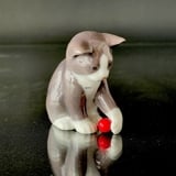 Cat Bing & Grondahl mother's day figurine (with damage the ball is missing)