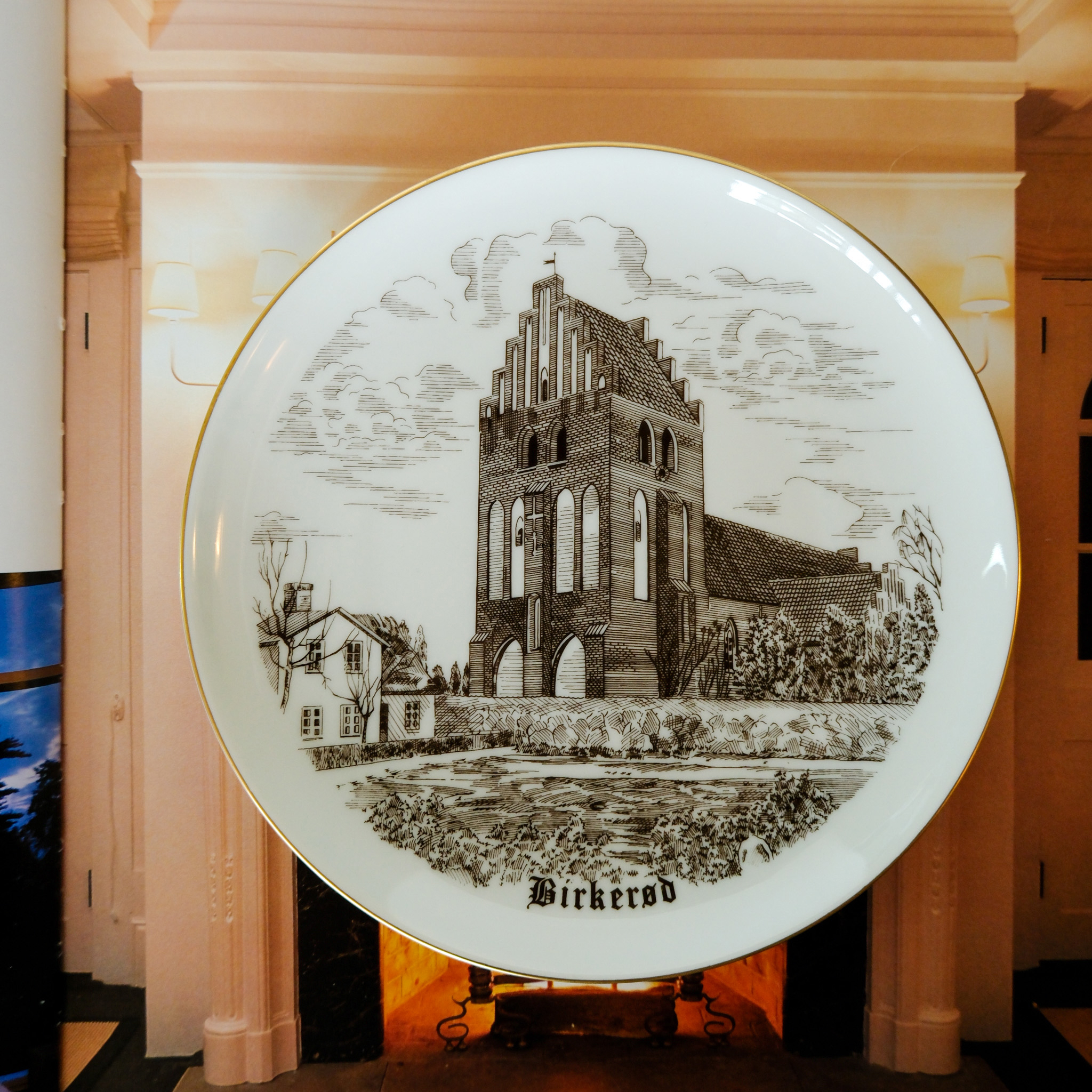 Birkerød Kirke platte, brun stregtegning, Bing & Grøndahl
