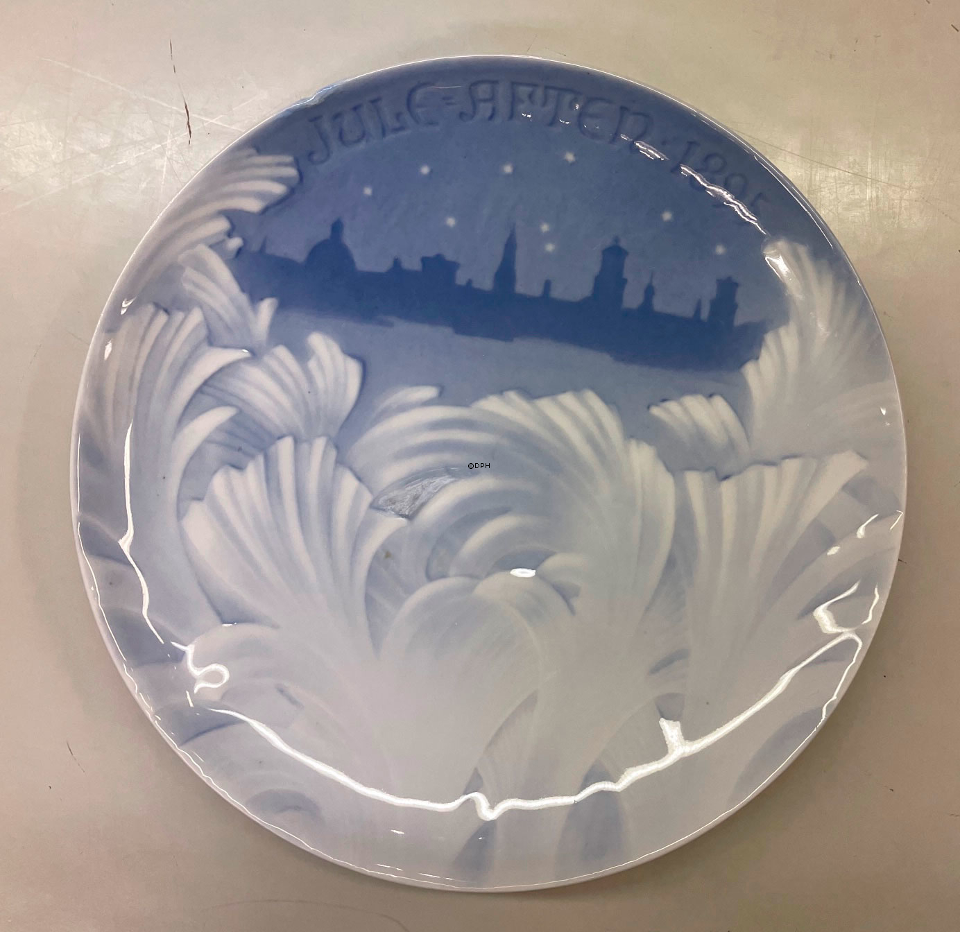 Bing & Grøndahl juleplatte 1895, Bag Frosne Rude 1895, M/FEJL Repareret