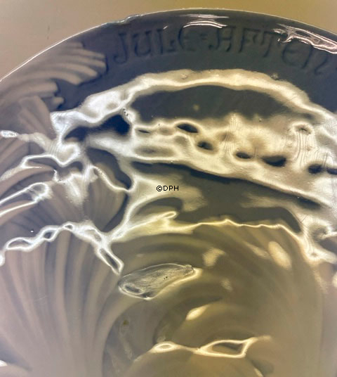 Bing & Grøndahl juleplatte 1895, Bag Frosne Rude 1895, M/FEJL Repareret