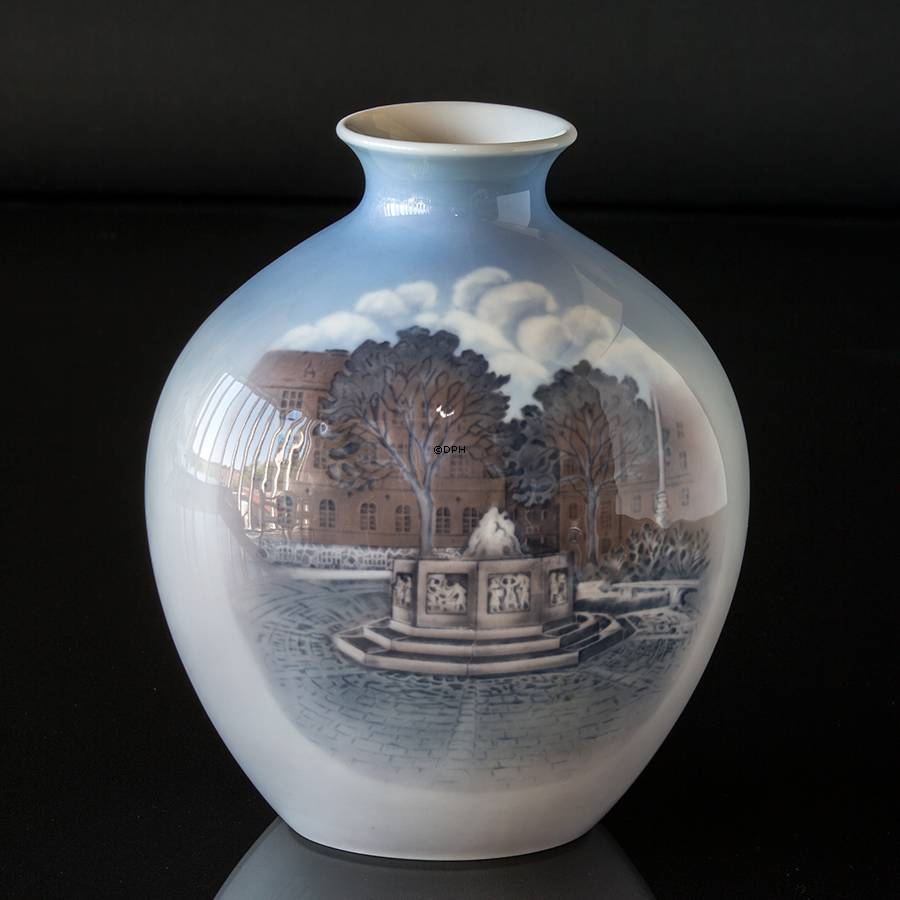 Vase med landskab (Carlsberg), Royal Copenhagen nr. 506