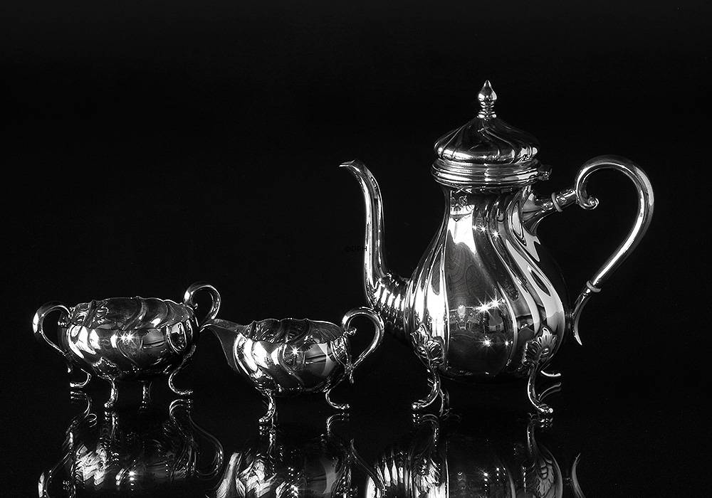 Mokkakande, flødekande og sukkerskål i sølvplet