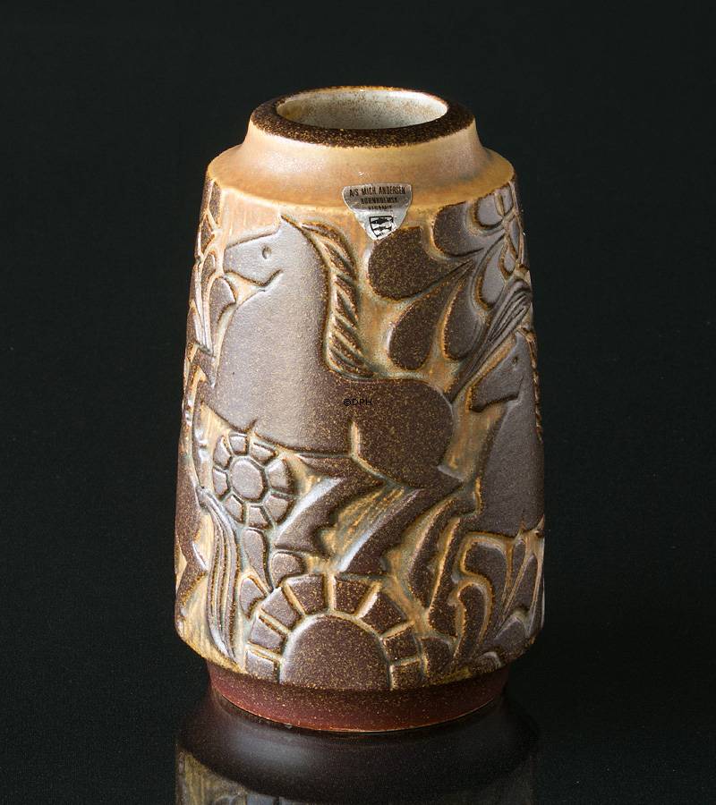 Michael Andersen Vase med heste i relief nr. 6424