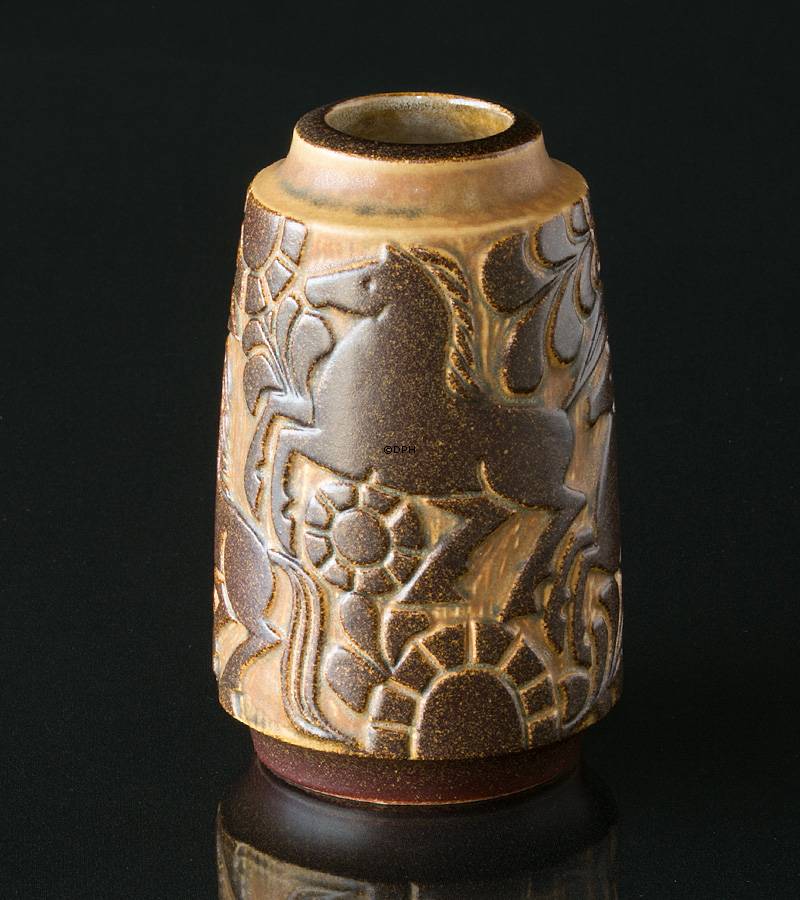 Michael Andersen Vase med heste i relief nr. 6424