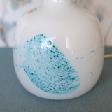 Le Klint bordlampe af hvidt glas med turkis dekoration med lampeskærm (Brugt)