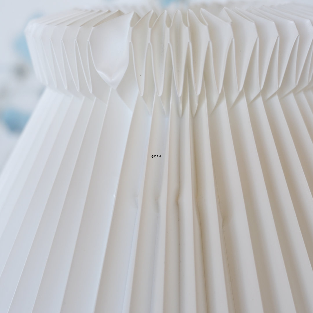 Le Klint bordlampe af hvidt glas med turkis dekoration med lampeskærm (Brugt)