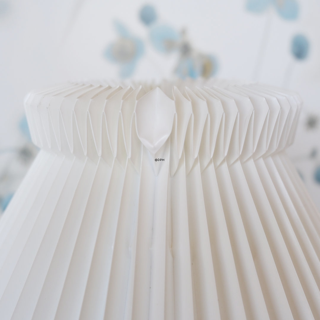 Le Klint bordlampe af hvidt glas med turkis dekoration med lampeskærm (Brugt)