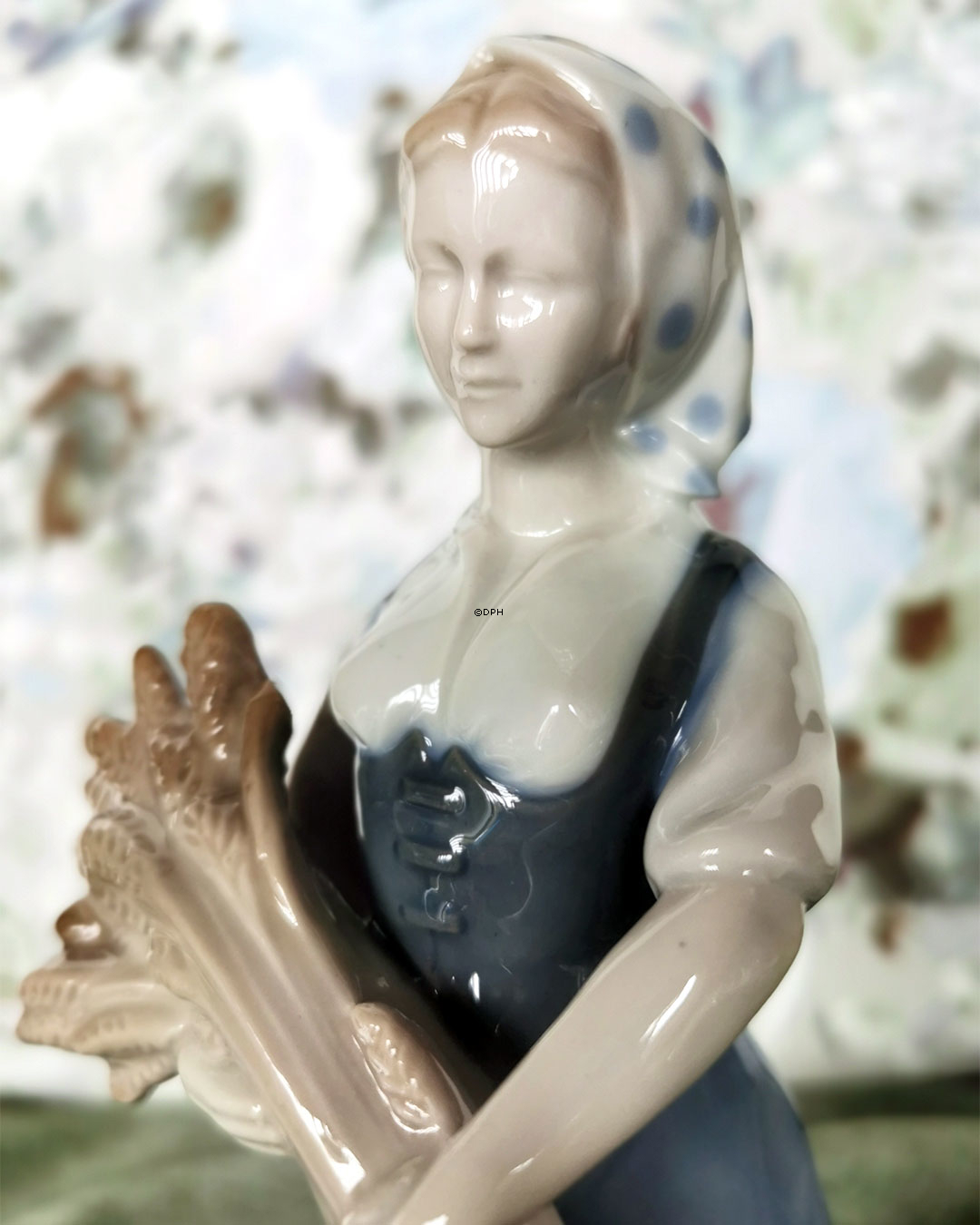 Figur af pige med neg