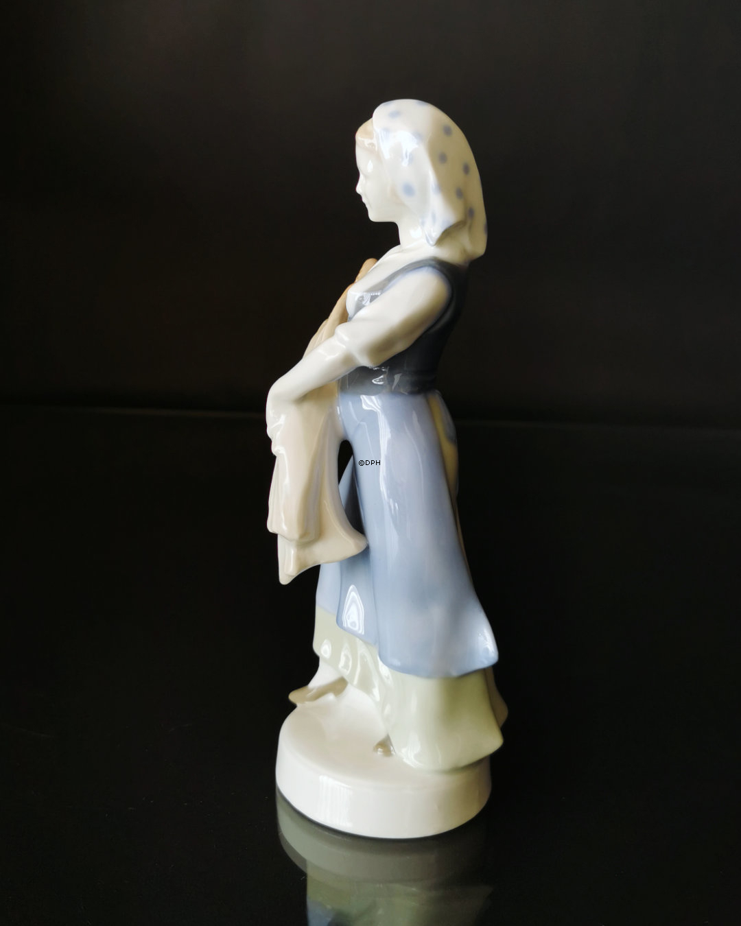 Figur af pige med neg