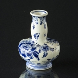 Fayence Vase mit Blumen, Delft