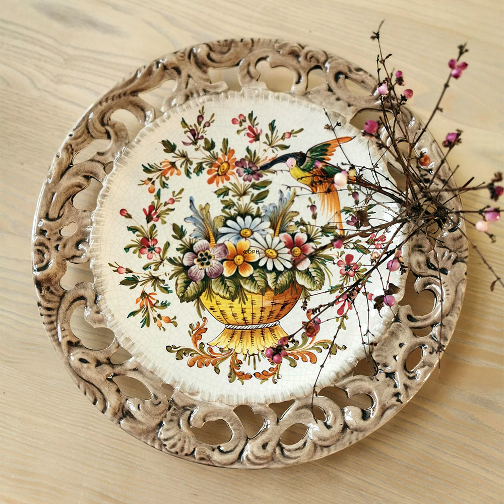 Bassano platte med gennembrudt kant, motiv af blomster og fugle
