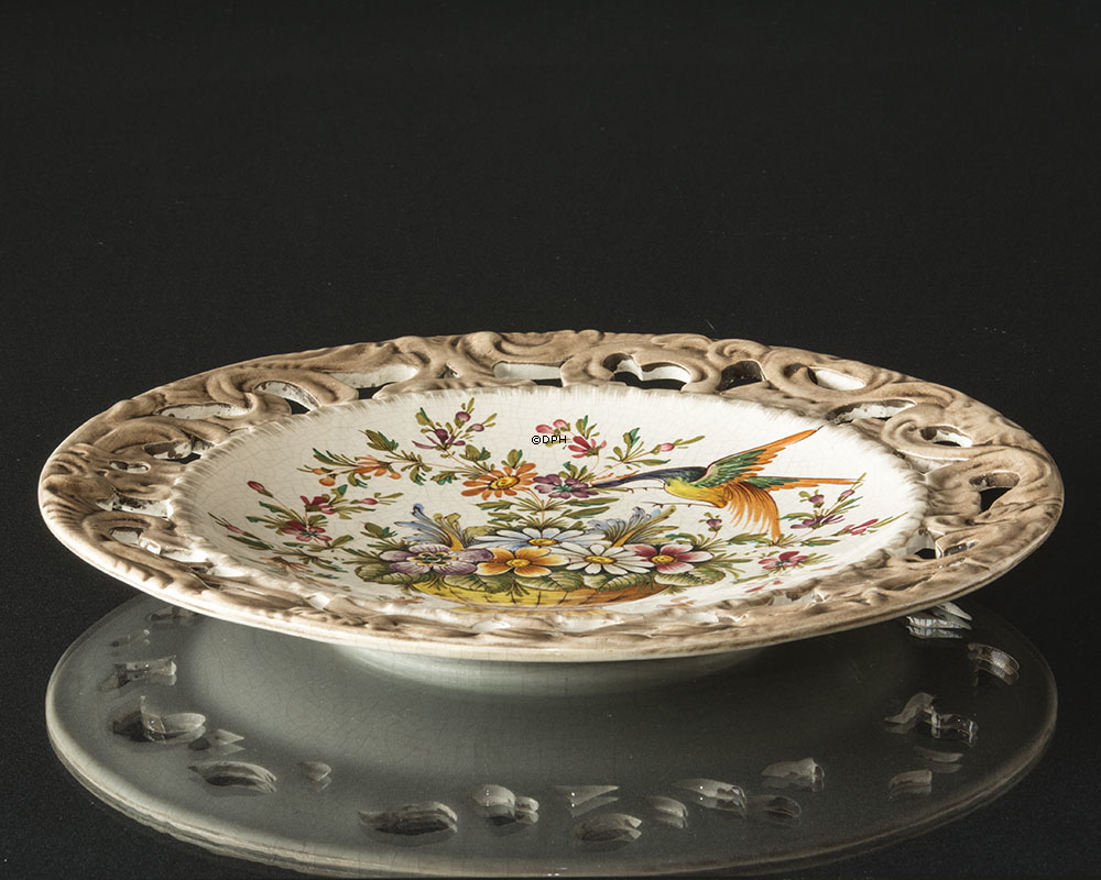 Bassano platte med gennembrudt kant, motiv af blomster og fugle