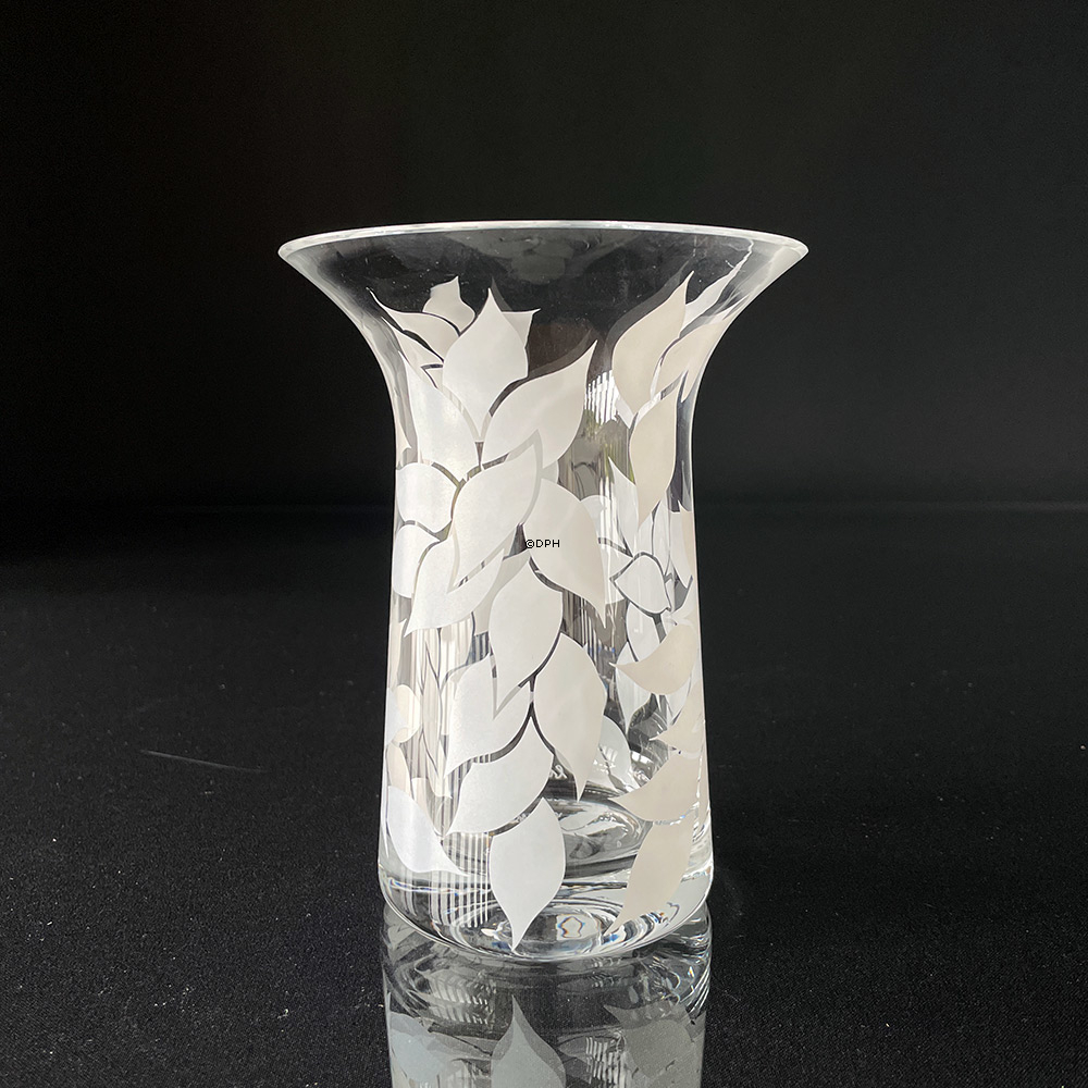 Lin Utzon Filigran vase, klar med hvide blomster